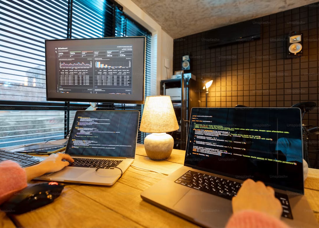 A working day at the studio: dashboards on screen, hands on the keyboard